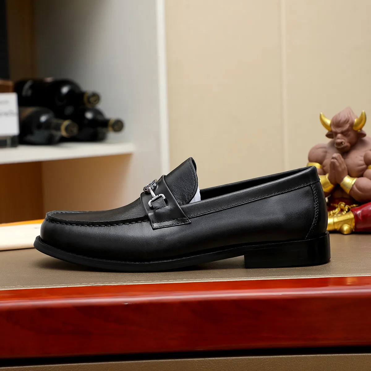Men's shoes 460 💰 Louis Vuitton LV ® 🆕 model 🔛 full shoe counter, first layer cowhide, 🐂leather lining casual shoes for men, super soft outsole, a must-have for driving. Synchronized with the counter, original first layer cowhide, completely 1:1 mold customization 🌹 top version, color optional! Number: 38-44 (45.46 customized)